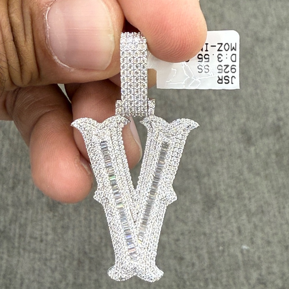 925 Sterling Silver moissanite diamond later V pendant